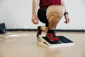 An athlete in the full ROM knees over toes split squat position